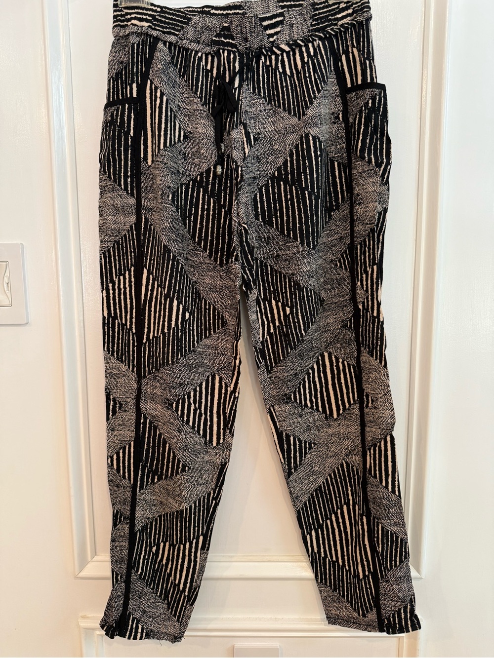 Women’s  Geometric Jogger Pants - Black & Cream